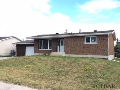 8 Seaborne Crescent, Kapuskasing, On P5n 1l8