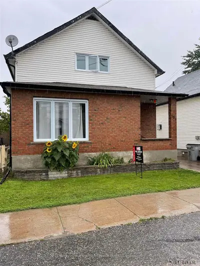256-258 Kirby Avenue, Timmins, On P4n 1k4