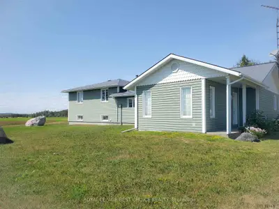 Detached in Armstrong