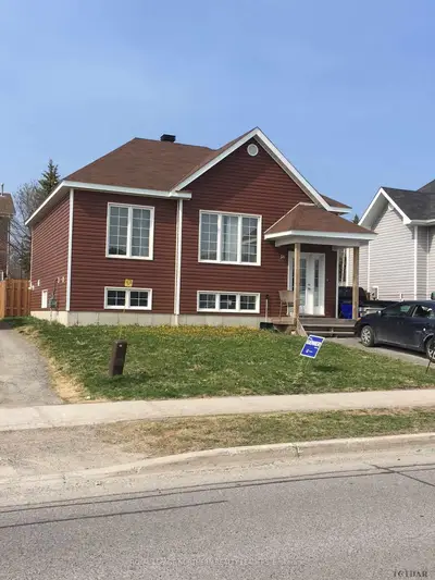 16 J.v. Bonhomme Boulevard, Timmins, On P4p 0a2