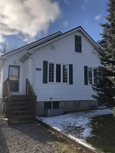203 O'neil Avenue, Timmins, On P4n 4k6