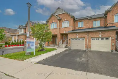 Att/Row/Townhouse in Brampton