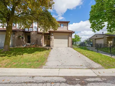 Att/Row/Townhouse in Brampton