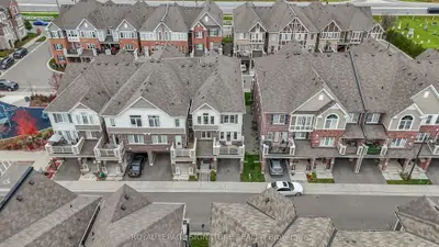 Att/Row/Townhouse in Milton