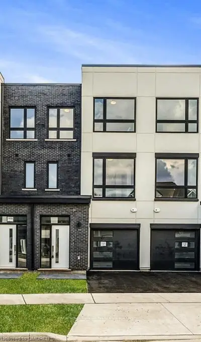 Att/Row/Townhouse in Oakville