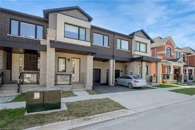 Att/Row/Townhouse in Oakville