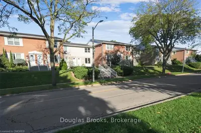 Condo Townhouse in Burlington