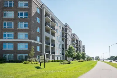 Condo Apartment in Milton
