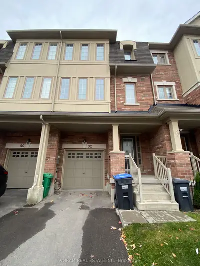 Att/Row/Townhouse in Brampton