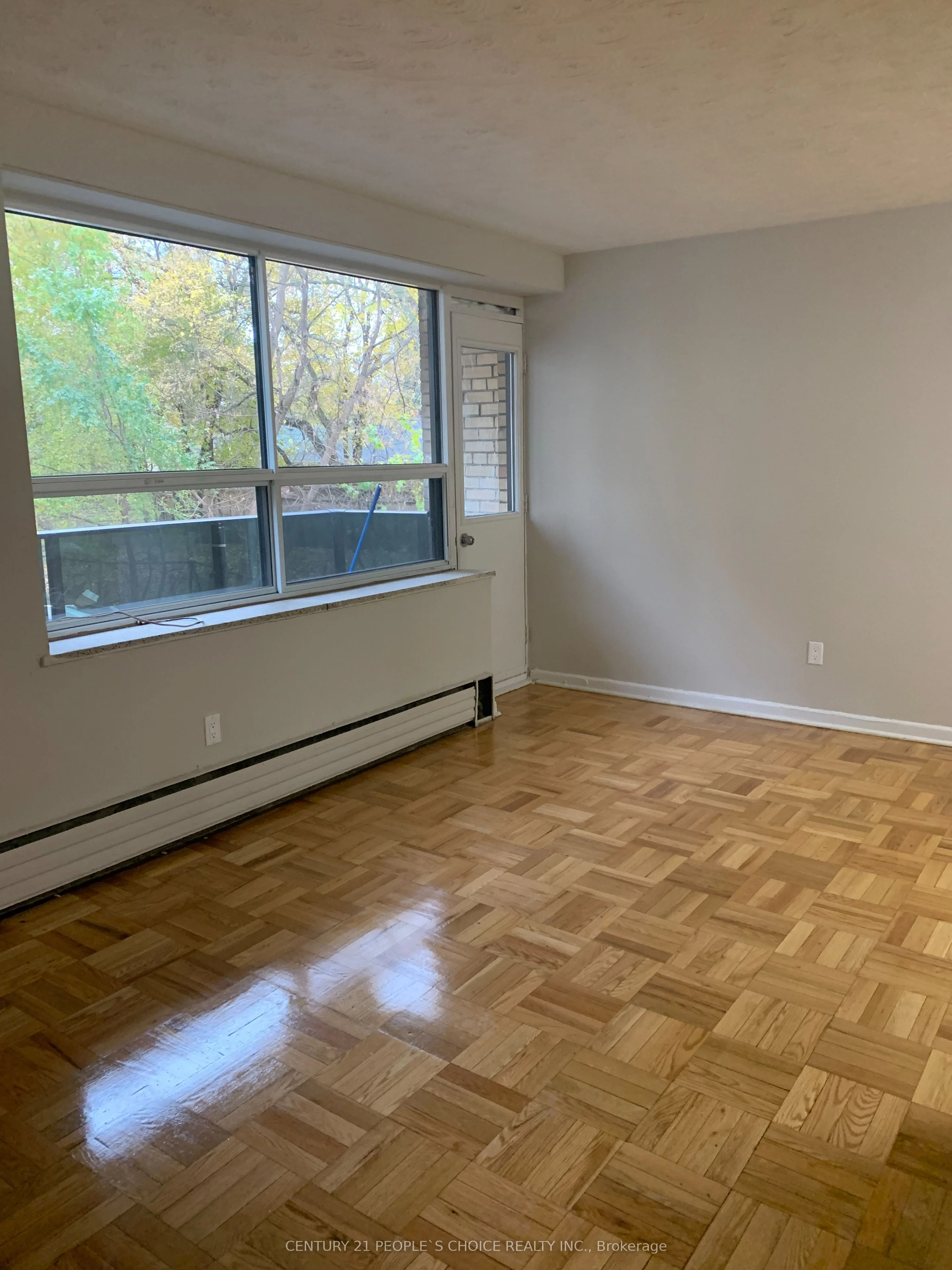 839 Roselawn Avenue 205, Toronto W04, ON M6B 1B5