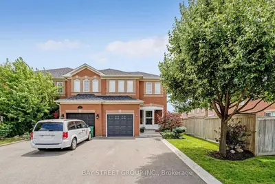 Att/Row/Townhouse in Brampton