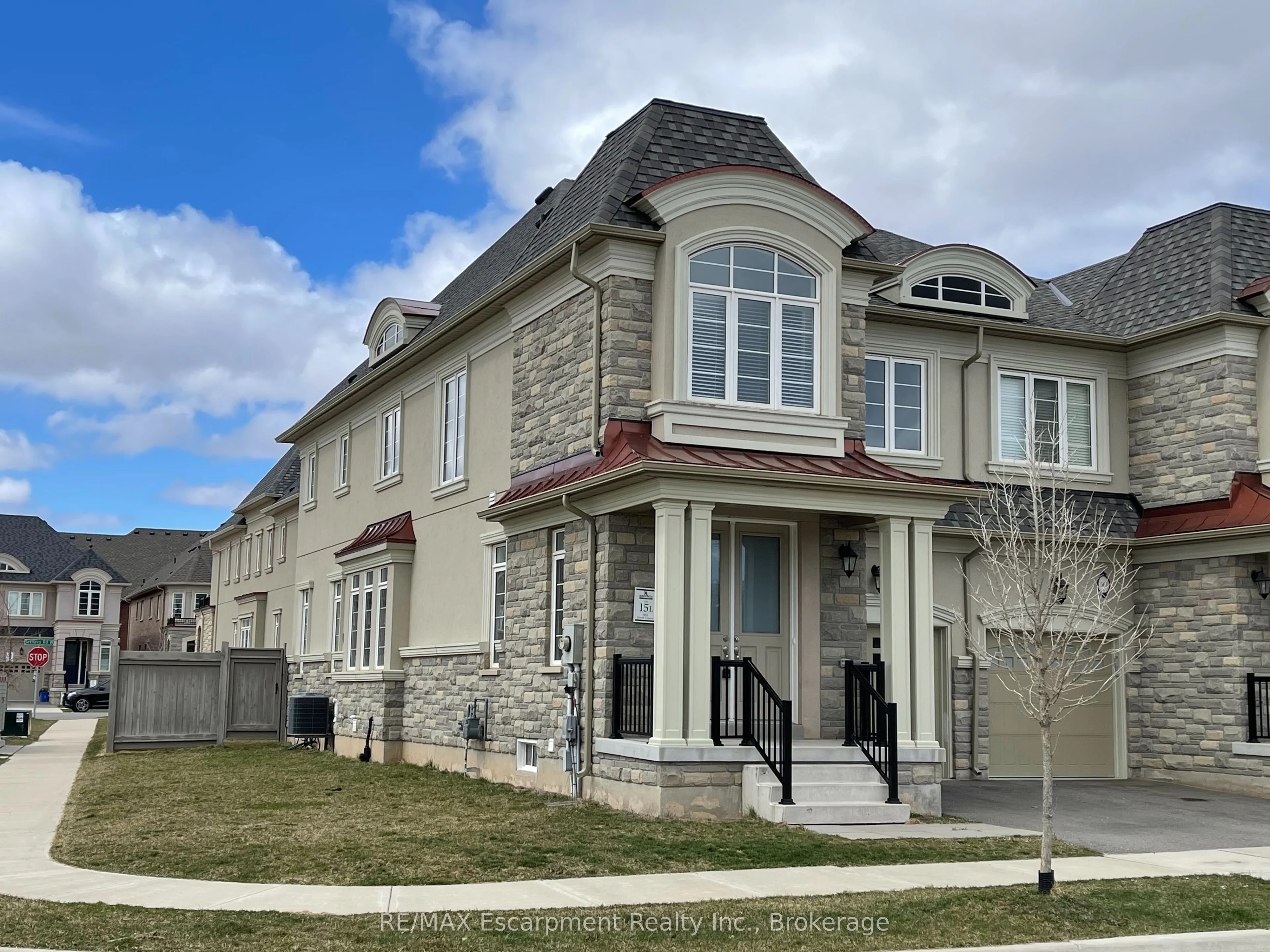 563 Stream Crescent, Oakville, On L6m 1n7