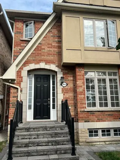 Att/Row/Townhouse in Mississauga