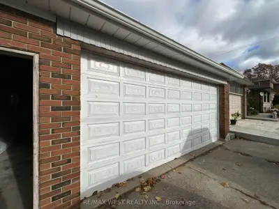 999 Caledonia Road Garage, Toronto W04, On M6e 4p5