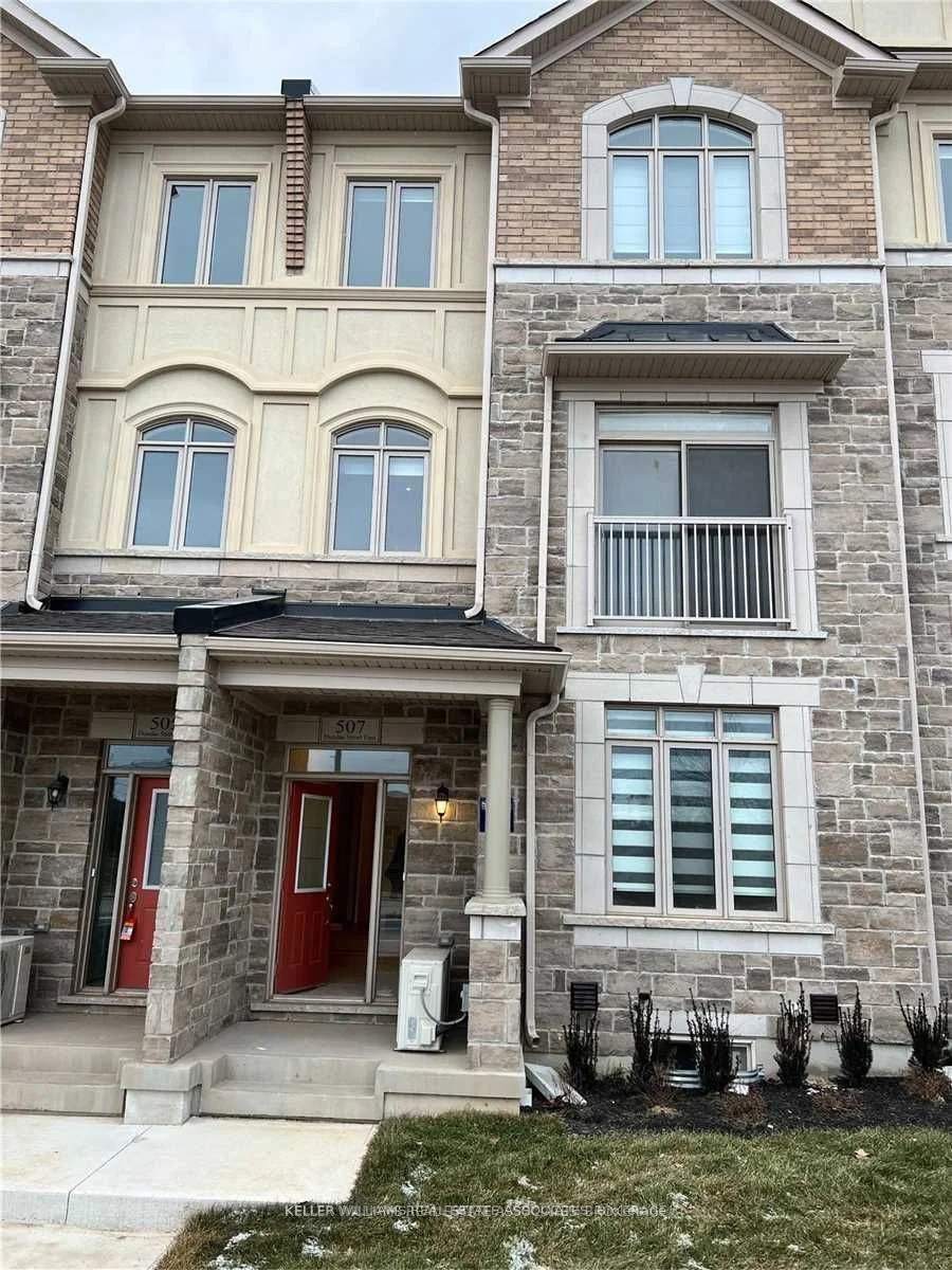 Att/Row/Townhouse in Oakville