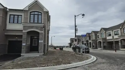 Att/Row/Townhouse in Milton