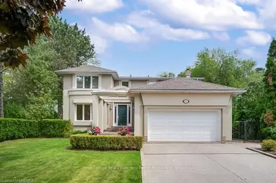 1152 Surrey Court, Mississauga, On L5c 3g8