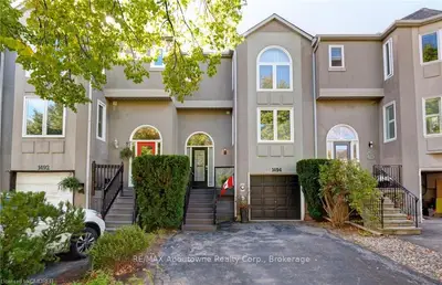 Att/Row/Townhouse in Oakville