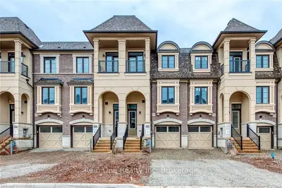 Att/Row/Townhouse in Oakville