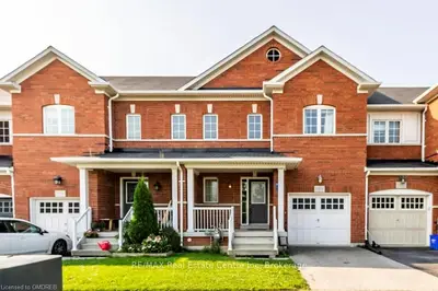 Att/Row/Townhouse in Milton