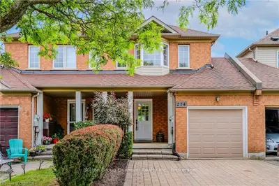 Att/Row/Townhouse in Milton