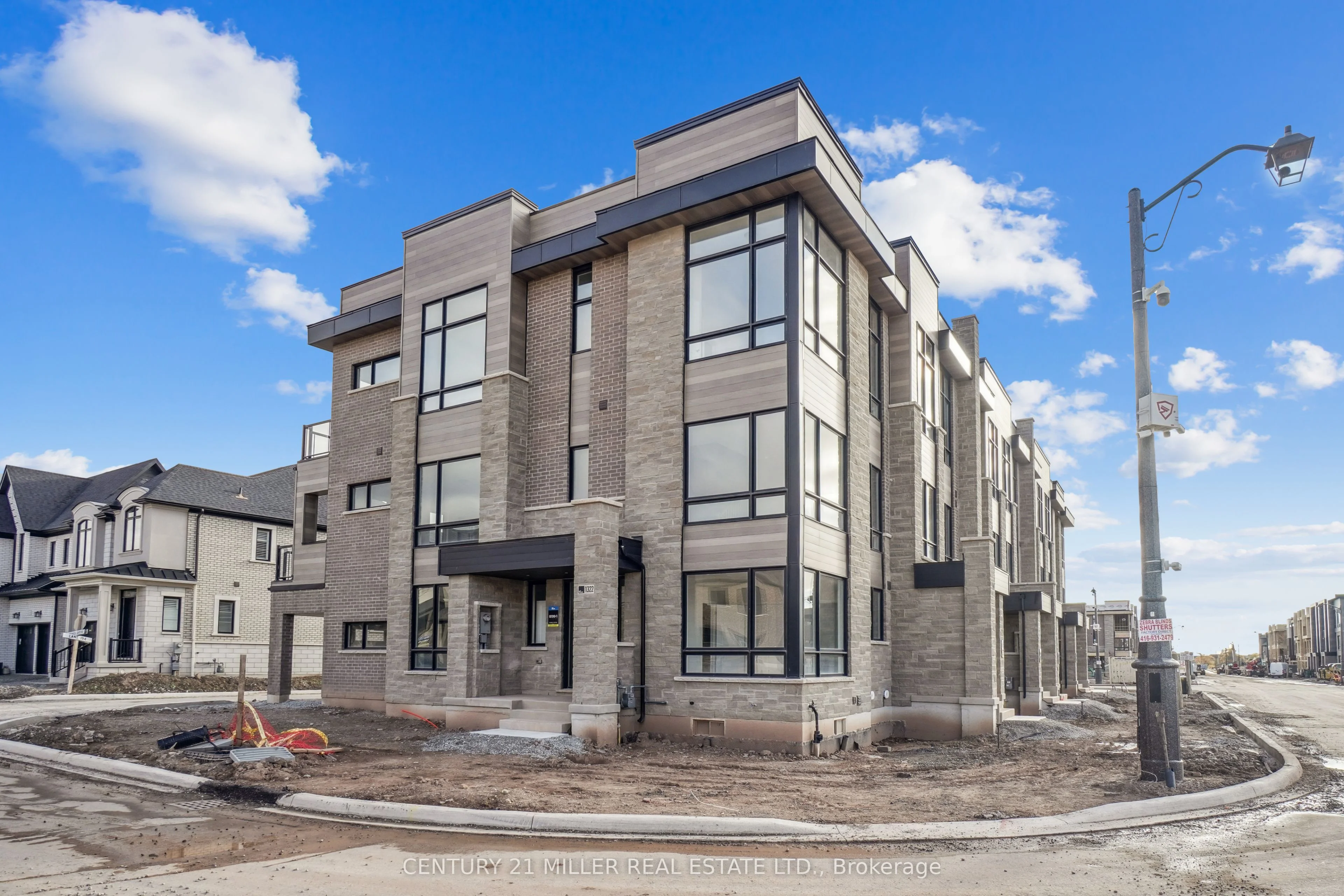 Att/Row/Townhouse in Oakville