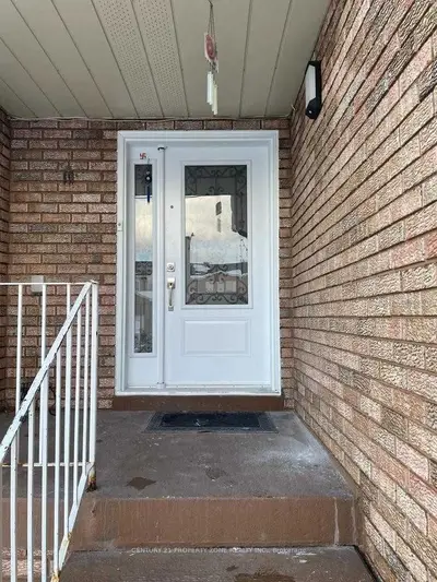 Att/Row/Townhouse in Brampton