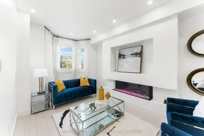 Att/Row/Townhouse in Toronto