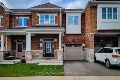 Att/Row/Townhouse in Milton