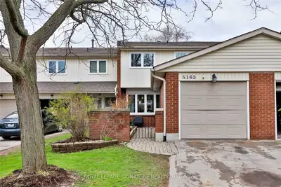 Condo Townhouse in Burlington