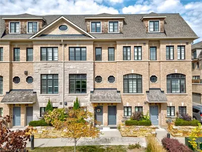 Att/Row/Townhouse in Oakville