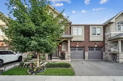 Att/Row/Townhouse in Oakville