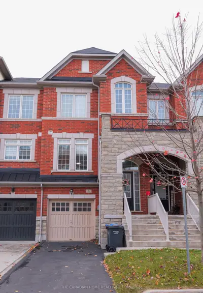 Att/Row/Townhouse in Brampton