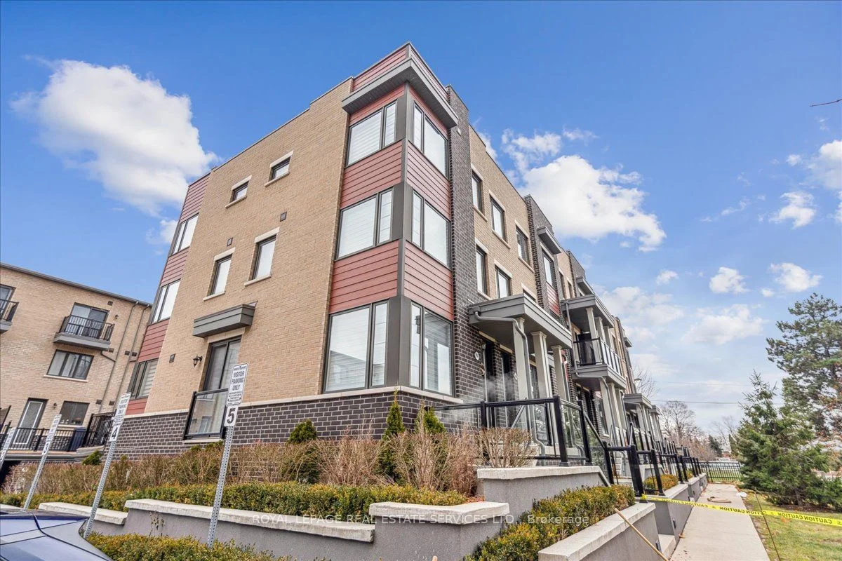 Att/Row/Townhouse in Toronto