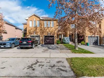 Att/Row/Townhouse in Oakville