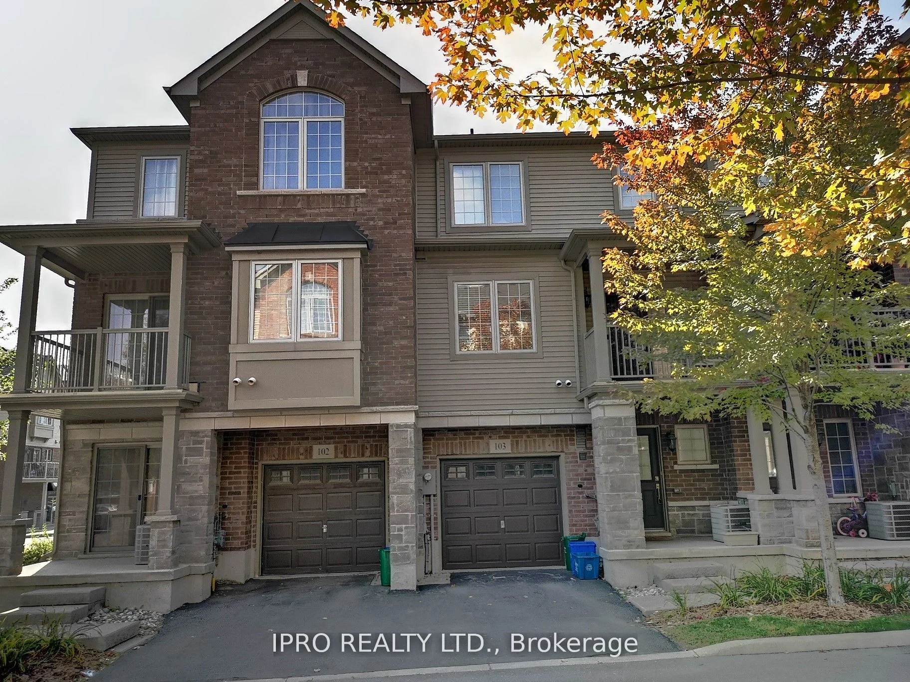 Condo Townhouse in Burlington