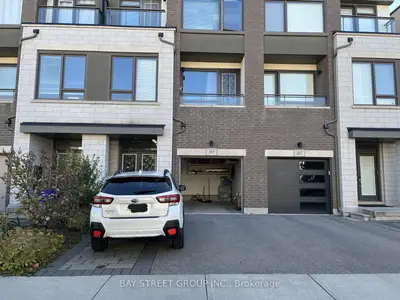 Att/Row/Townhouse in Oakville