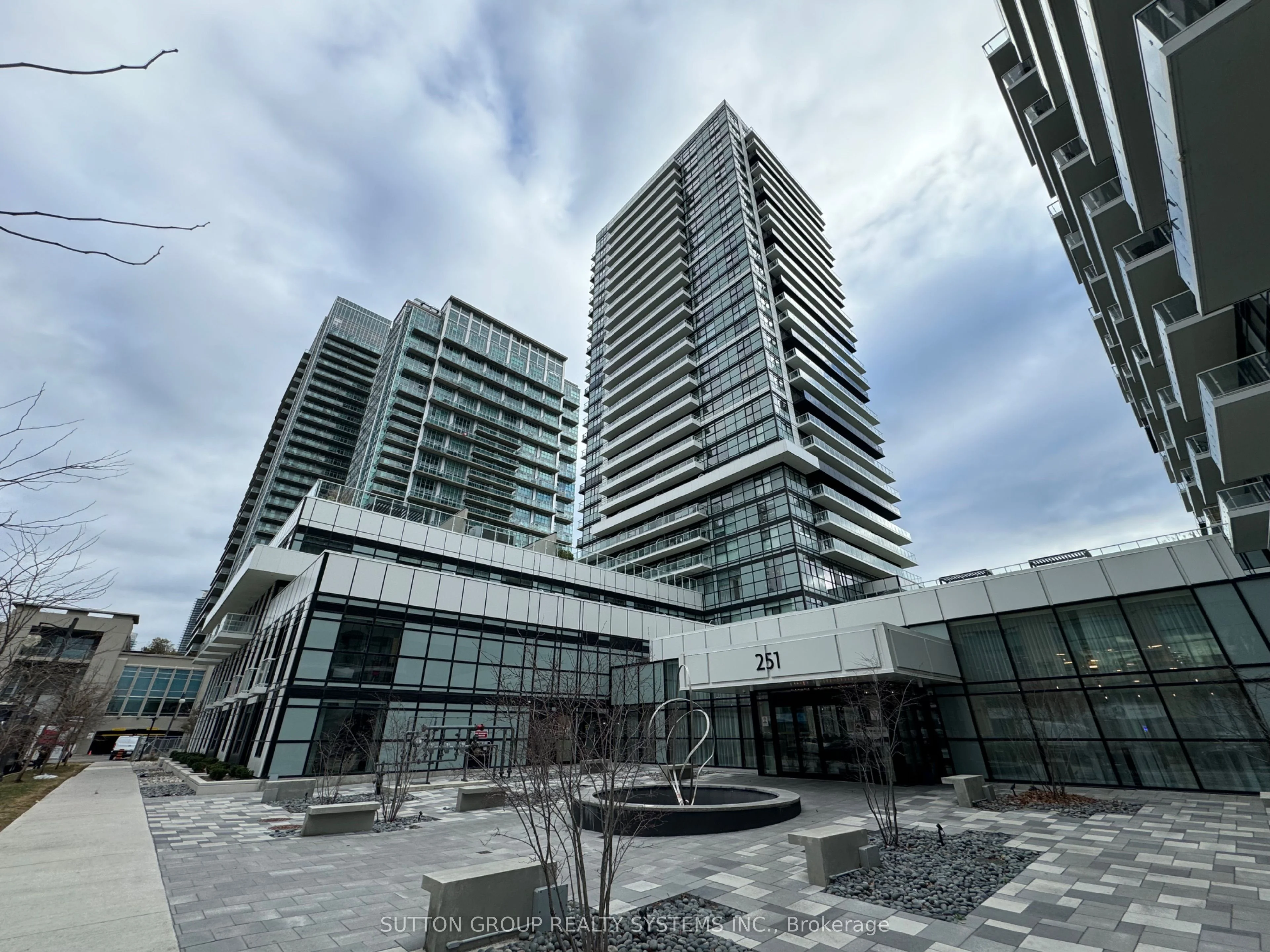 251 Manitoba Street 804, Toronto W06, On M8y 0c7