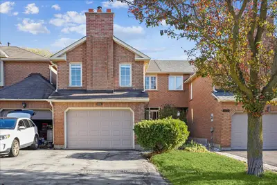 Att/Row/Townhouse in Oakville