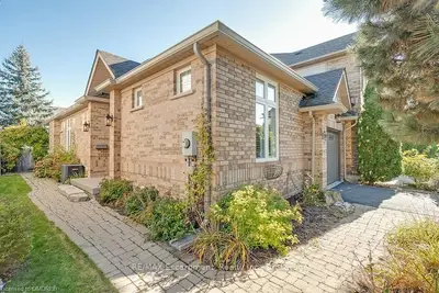 Att/Row/Townhouse in Oakville