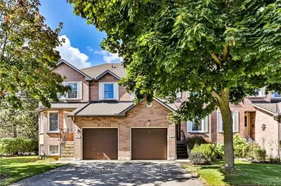 Condo Townhouse in Burlington