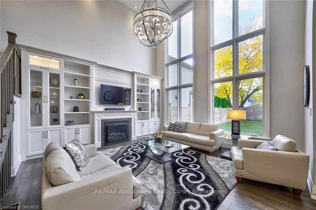 390 SANDHURST Drive, Oakville, ON L6L 4L3