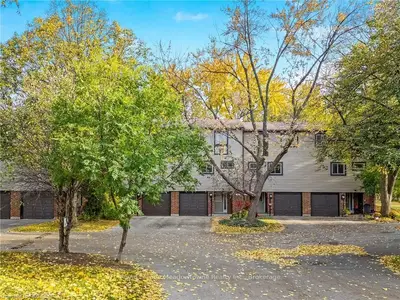Condo Townhouse in Milton