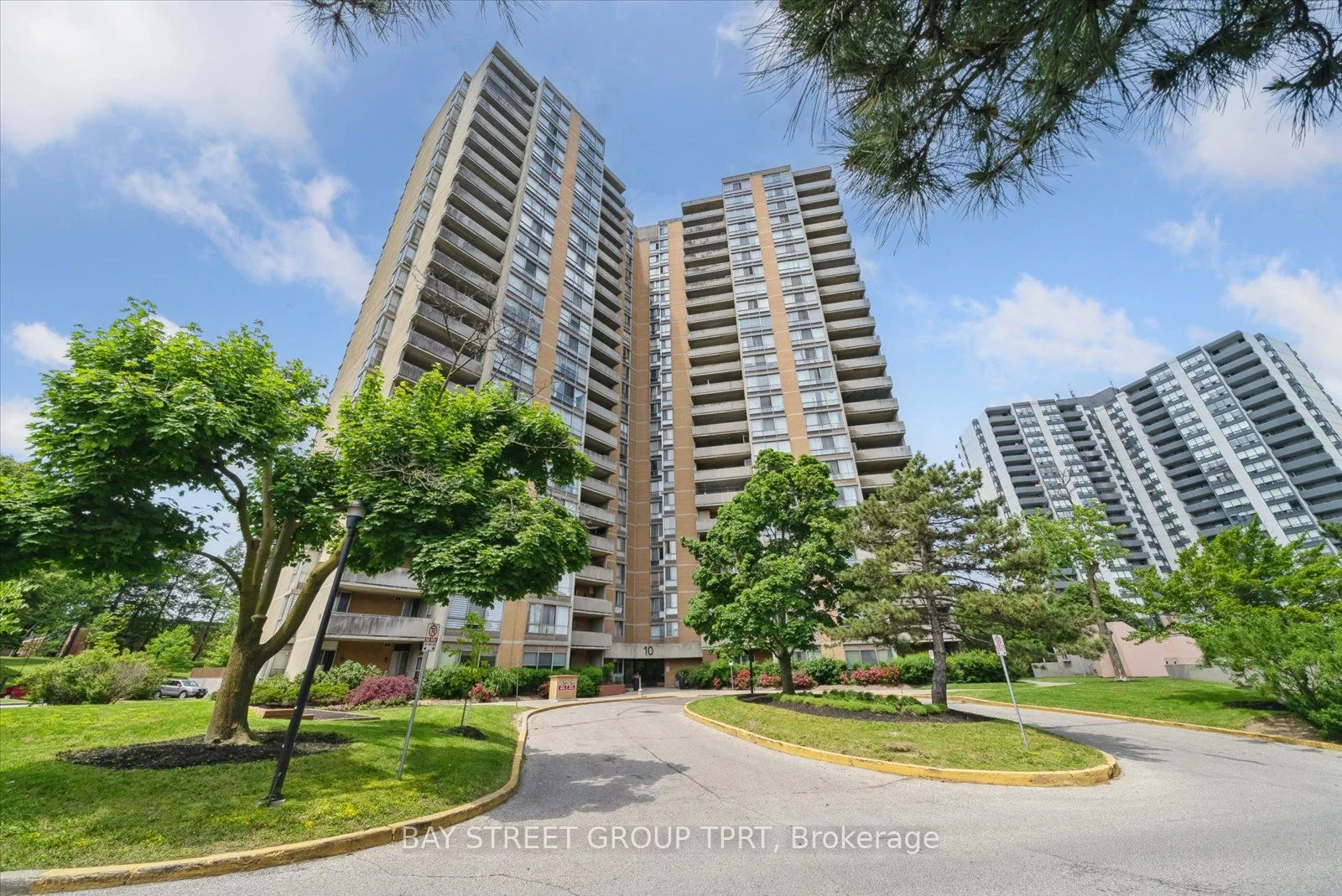 10 Martha Eaton Way 901, Toronto W04, On M6m 5b3