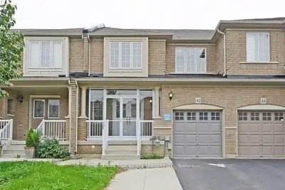 Att/Row/Townhouse in Brampton