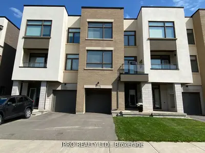 Att/Row/Townhouse in Oakville