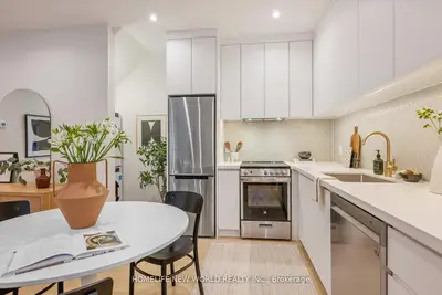 Att/Row/Townhouse in Toronto