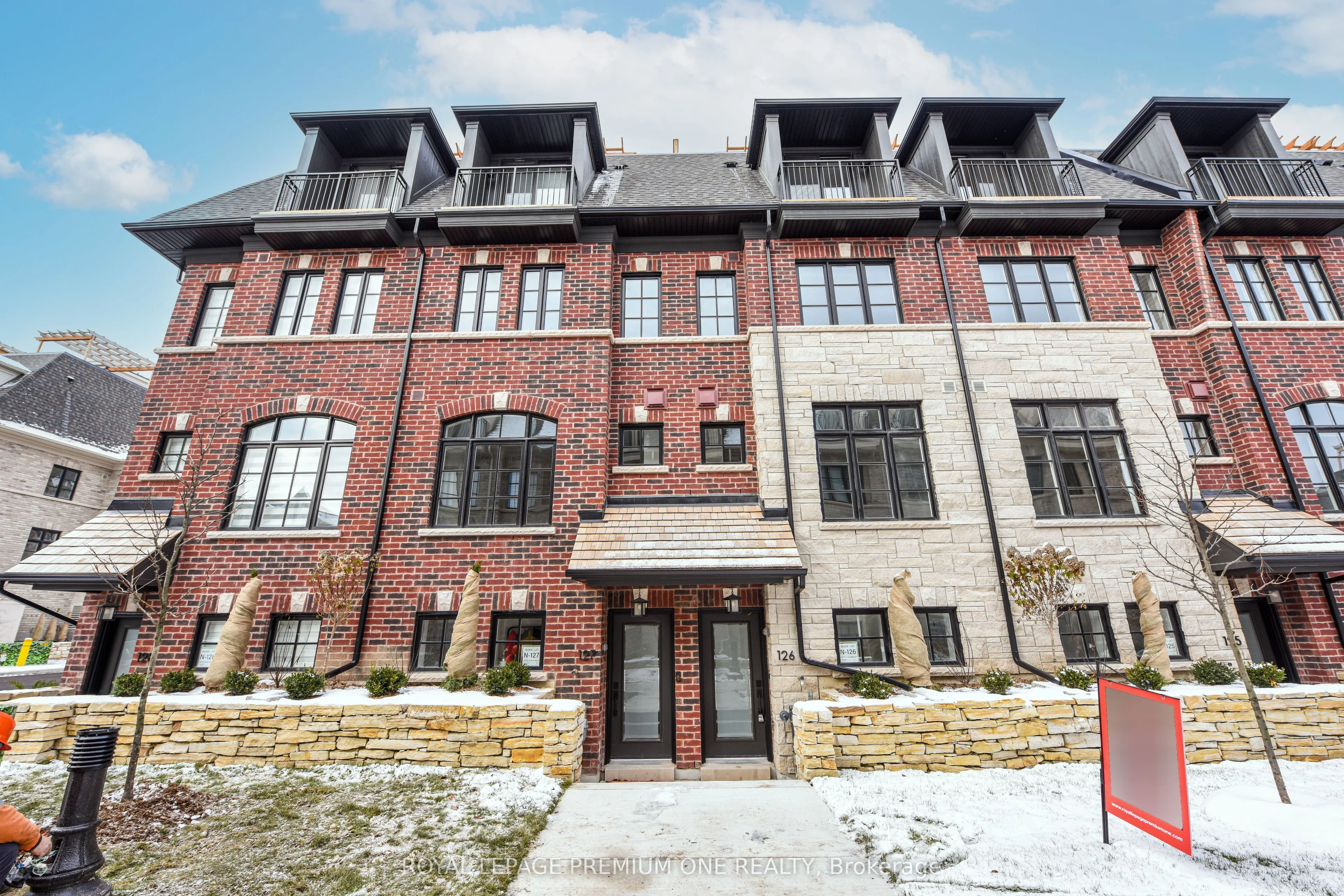 35 Lunar Crescent 126, Mississauga, On L5m 2r6