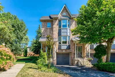 Condo Townhouse in Mississauga