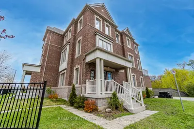 Att/Row/Townhouse in Brampton